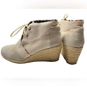 Toms Beige Whisper Desert Wedge Suede Booties | Size: 7.5